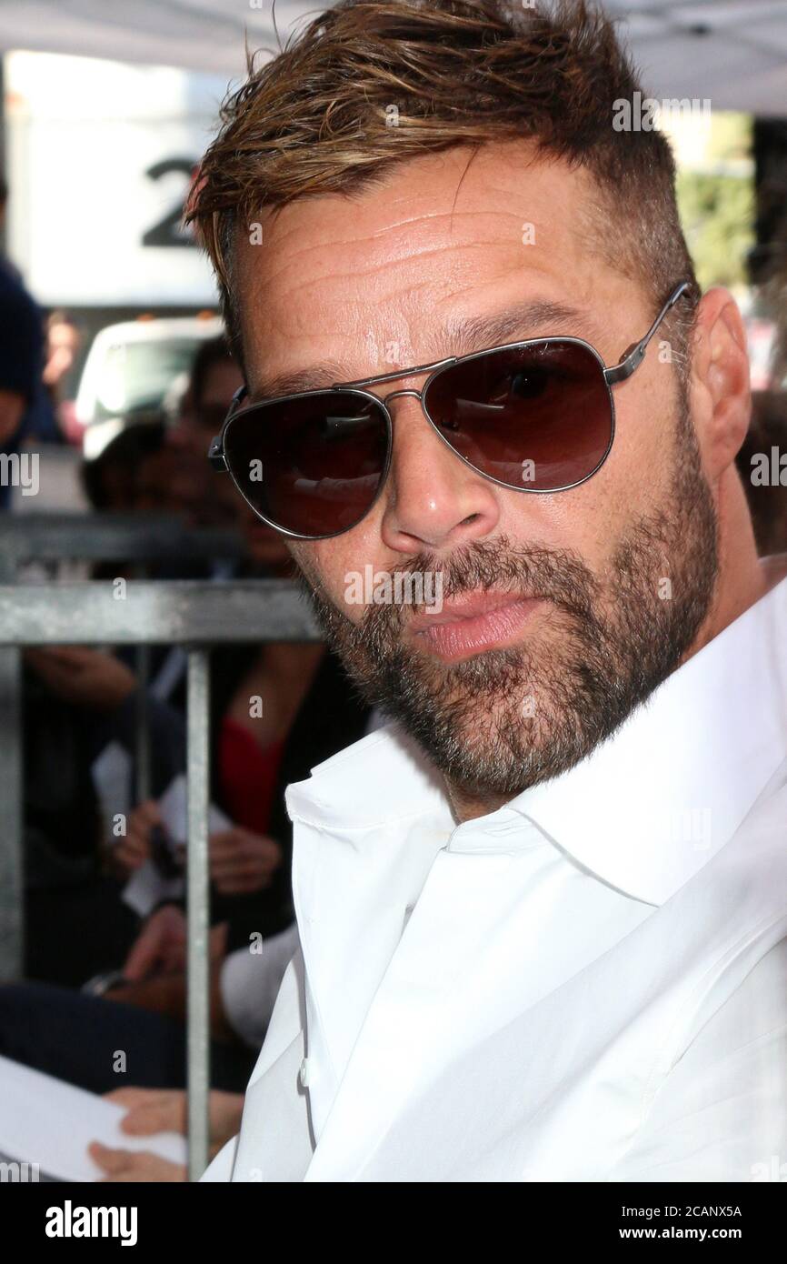 LOS ANGELES - APR 16: Ricky Martin bei der Eva Longoria Baston Star Ceremony auf dem Hollywood Walk of Fame am 16. April 2018 in Los Angeles, CA Stockfoto