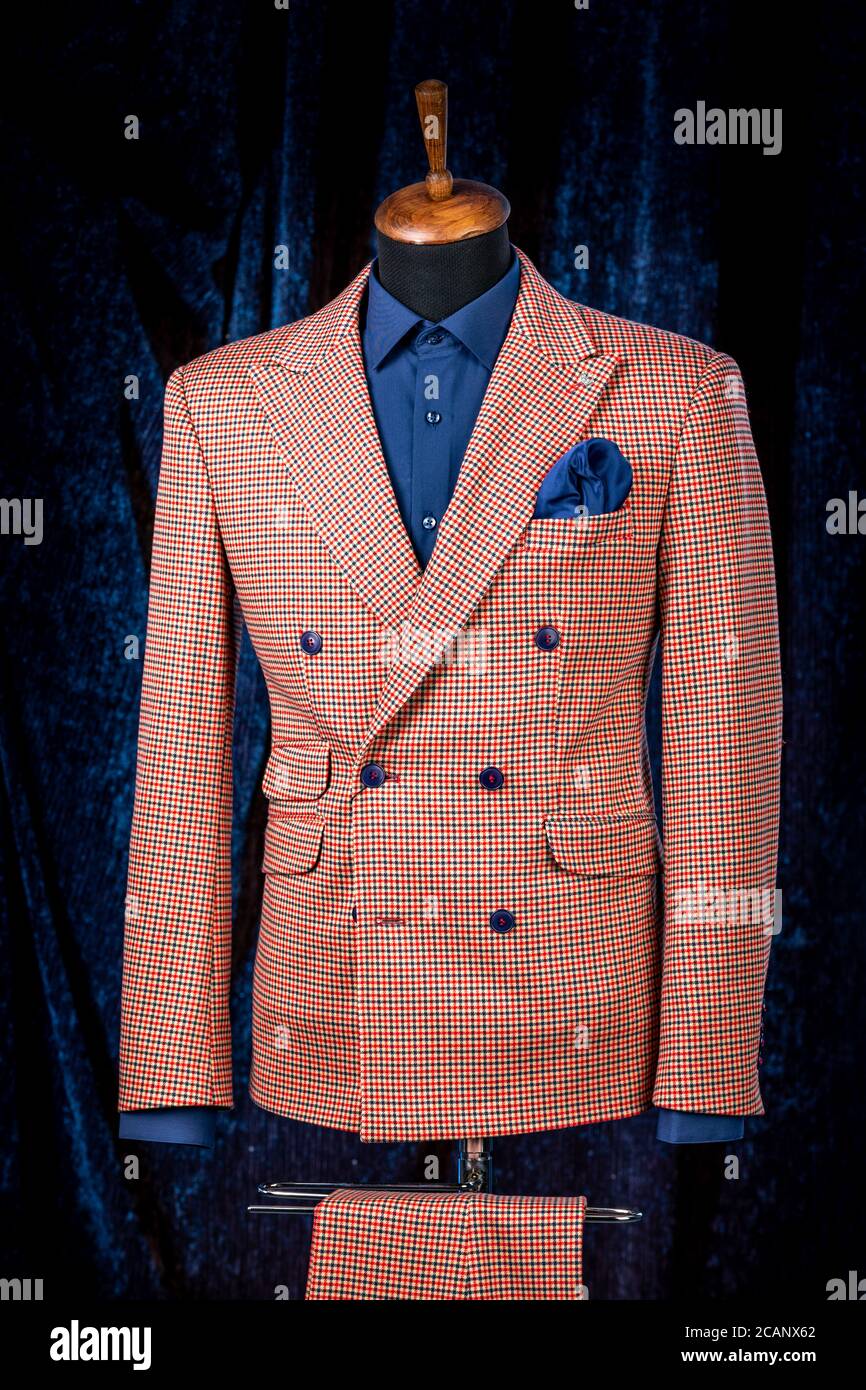 Herren Business-Anzug auf Schaufensterpuppe, Vintage-Farbe. Elegante Karierte Anzug mit Tasche Quadrat Stockfoto