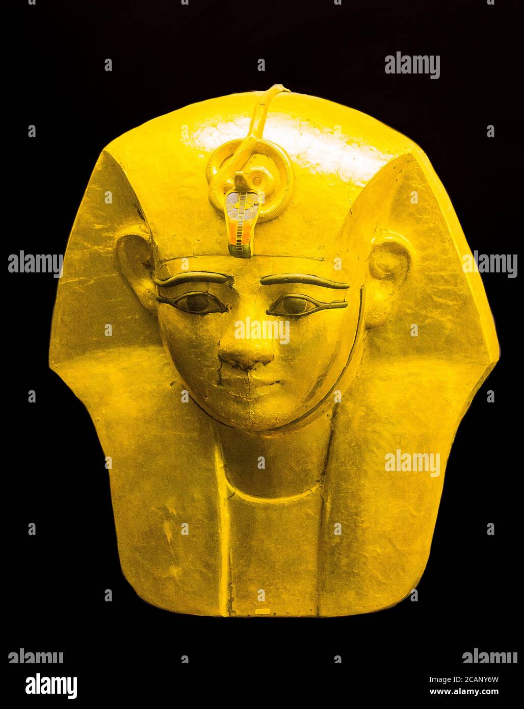 Ägypten, Kairo, Ägyptisches Museum, gefunden in der königlichen Nekropole von Tanis, Grab des Königs Amenemope : Oberer Teil des vergoldeten hölzernen Sarges. Stockfoto