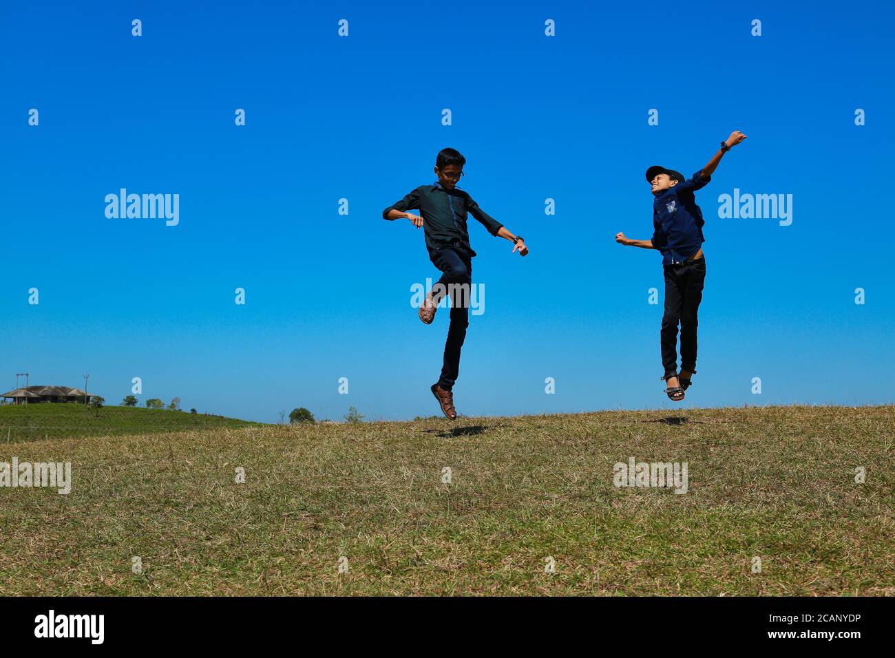 Zwei Jungen spielen in einem weiten Bereich des Urlaubs Stockfoto