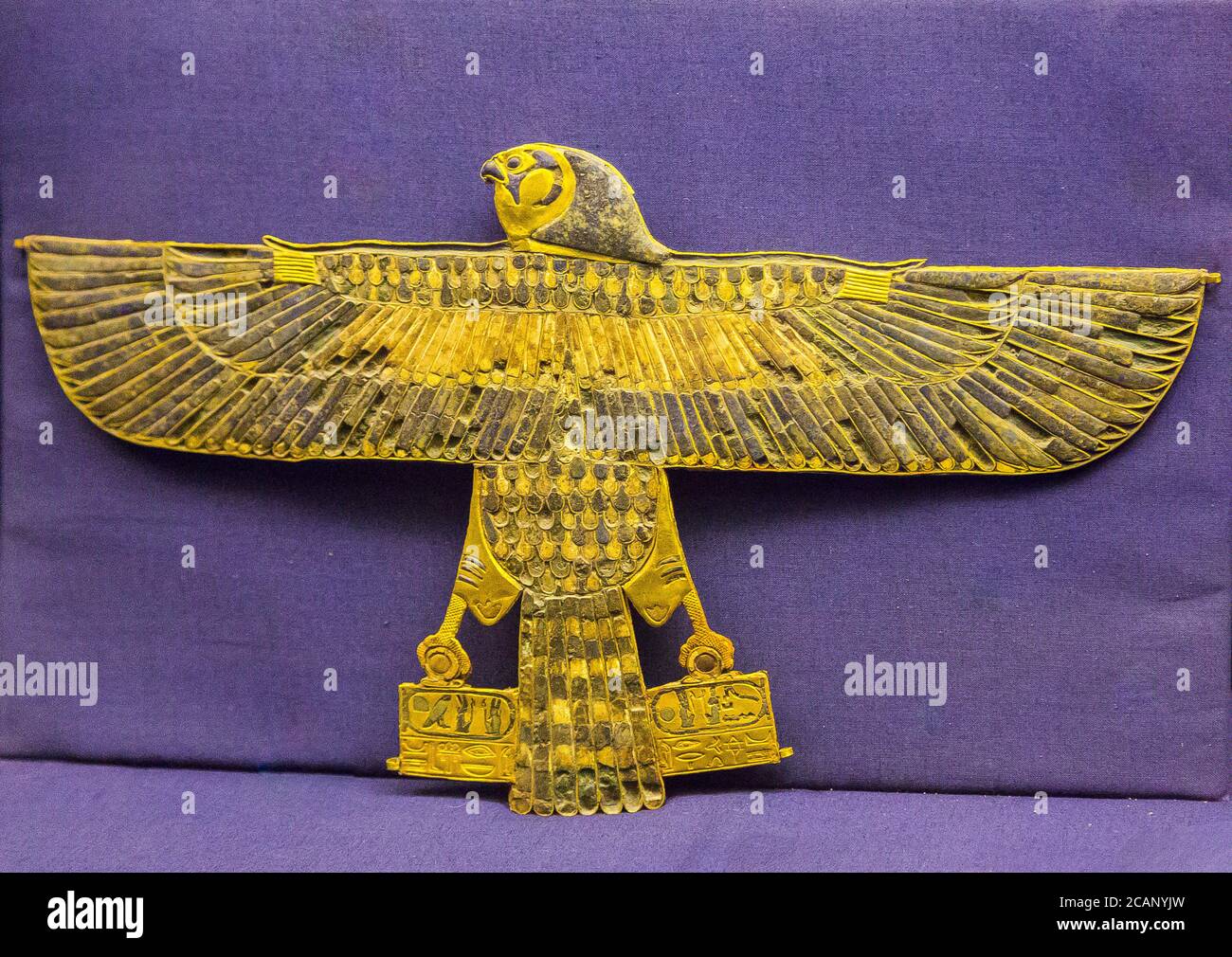 Ägypten, Kairo, Ägyptisches Museum, Schmuck in der königlichen Nekropole von Tanis gefunden : Anhänger, oder Amulett, von König Amenemope, in Form eines Falken. Stockfoto