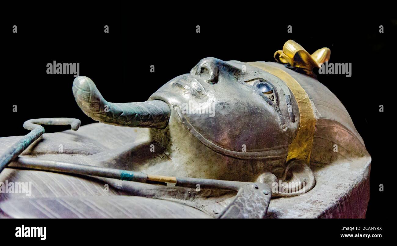 Ägypten, Kairo, Ägyptisches Museum, Sarg in der königlichen Nekropole von Tanis gefunden, Begräbnis des Königs Psusennes I. Silber, Gold und Glas. Stockfoto