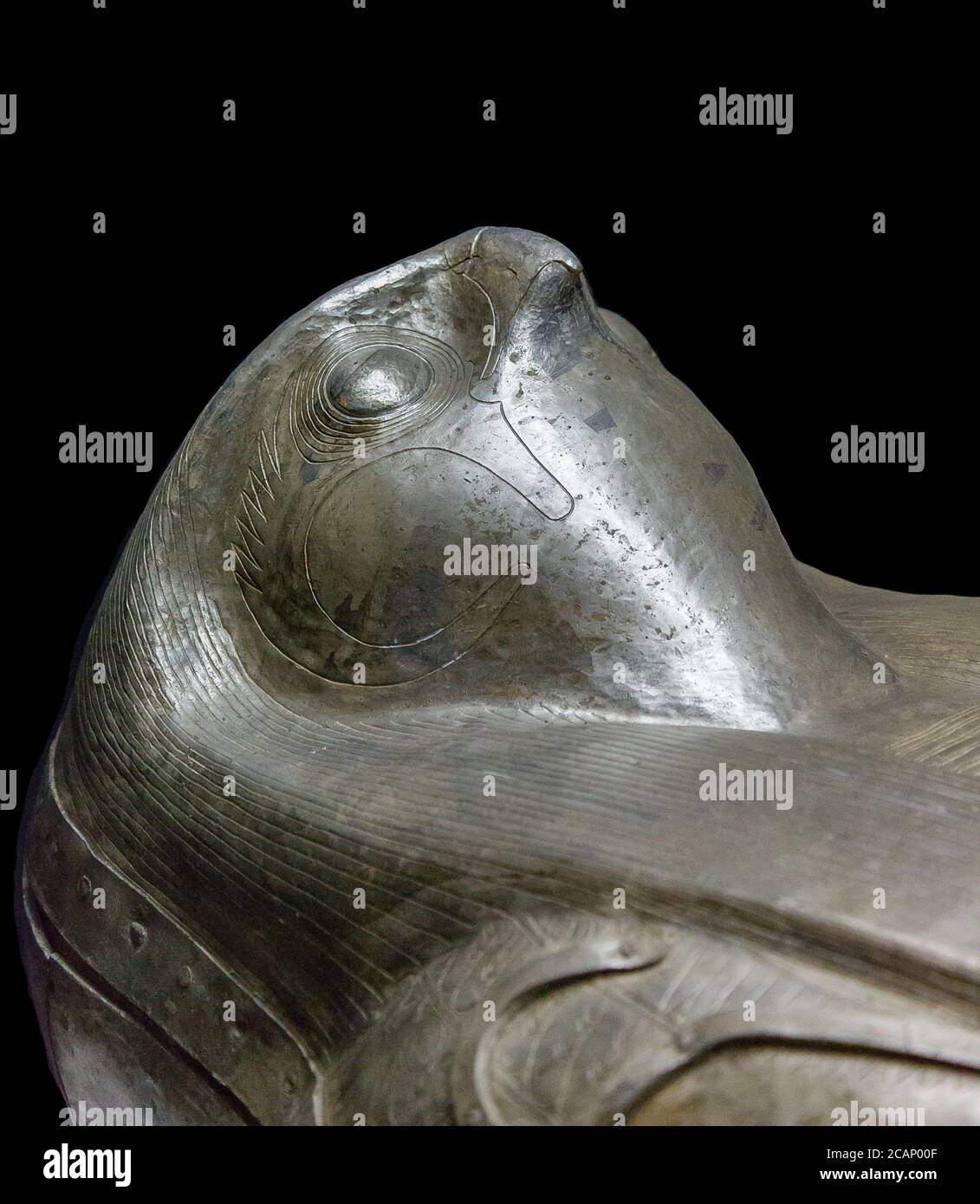 Ägypten, Kairo, Ägyptisches Museum, silberner Sarg mit Falkenkopf, gefunden in der königlichen Nekropole von Tanis, Begräbnis des Königs Scheshonq 2. Stockfoto
