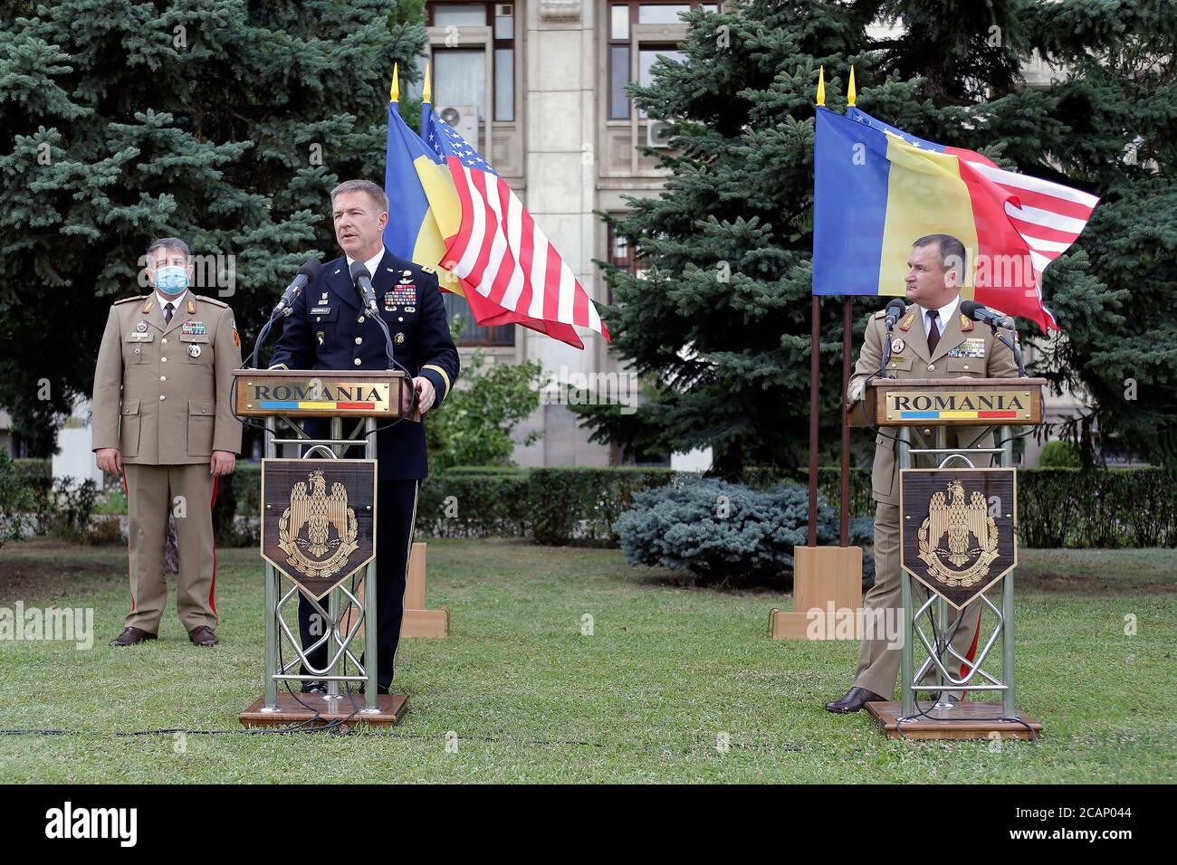 (200808) -- BUKAREST, 8. August 2020 (Xinhua) -- Generalstabschef der US-Armee, General James C. McConville (Front L), und der rumänische Chef des Verteidigungsstabes, Generalleutnant Daniel Petrescu (Front R), nehmen am 7. August 2020 an einer Pressekonferenz im rumänischen Verteidigungsministerium in Bukarest, Rumänien, Teil. Rumänische und US-Militärs diskutierten am Freitag die Zahl der amerikanischen Truppen, die zusätzlich in das osteuropäische Land eingesetzt werden sollen, sagte das rumänische Verteidigungsministerium in einer Erklärung. (Foto von Cristian Cristel/Xinhua) Stockfoto