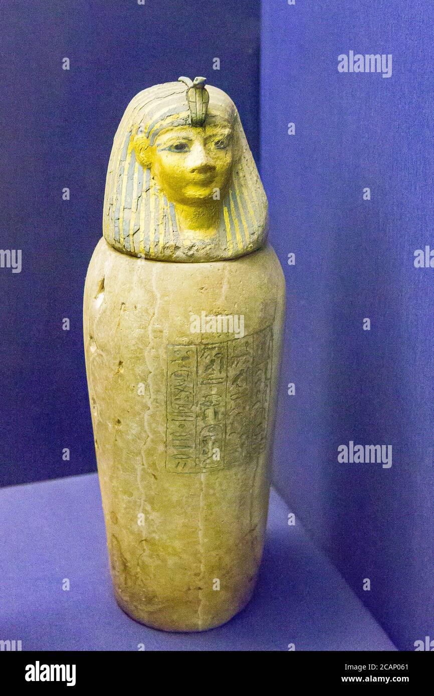 Ägypten, Kairo, Ägyptisches Museum, gefunden in der königlichen Nekropole von Tanis, 1 der 4 Leinwandvasen des Königs Psusennes. Der Stecker ist ein menschlicher Kopf. Stockfoto