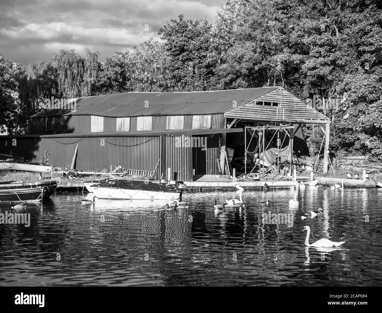 Black and White Landscape, Boat Shed on Fry's Island , River Thames Caversham, Reading, Berkshire, England, Großbritannien, GB. Stockfoto