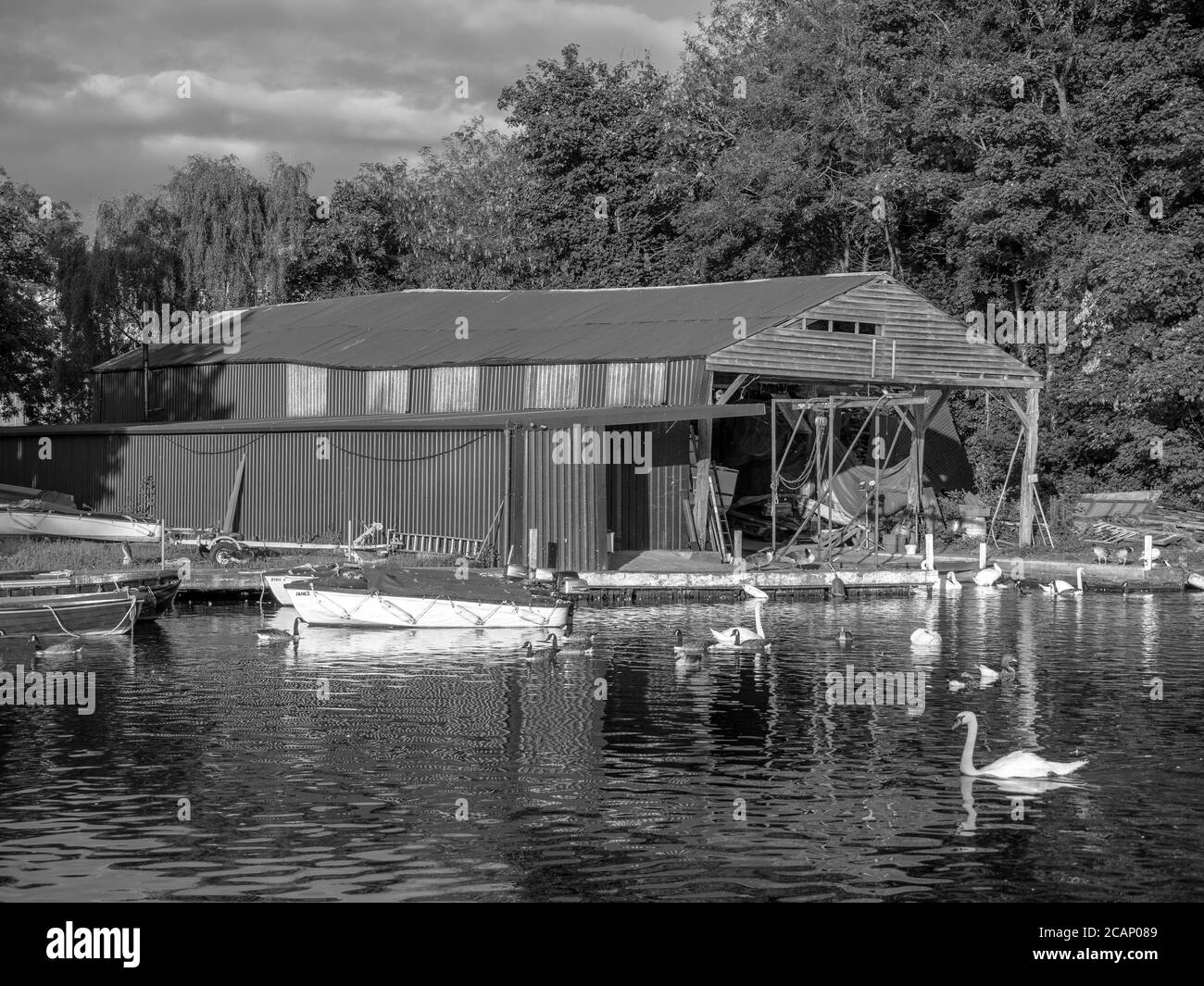 Black and White Landscape, Boat Shed on Fry's Island , River Thames Caversham, Reading, Berkshire, England, Großbritannien, GB. Stockfoto
