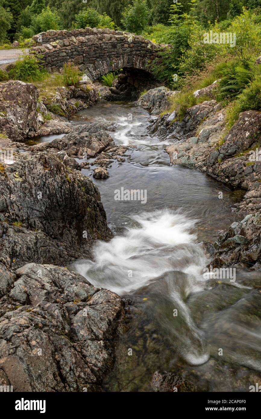 Ashness Bridge in der Nähe von Derwent Water, Lake District, England Stockfoto