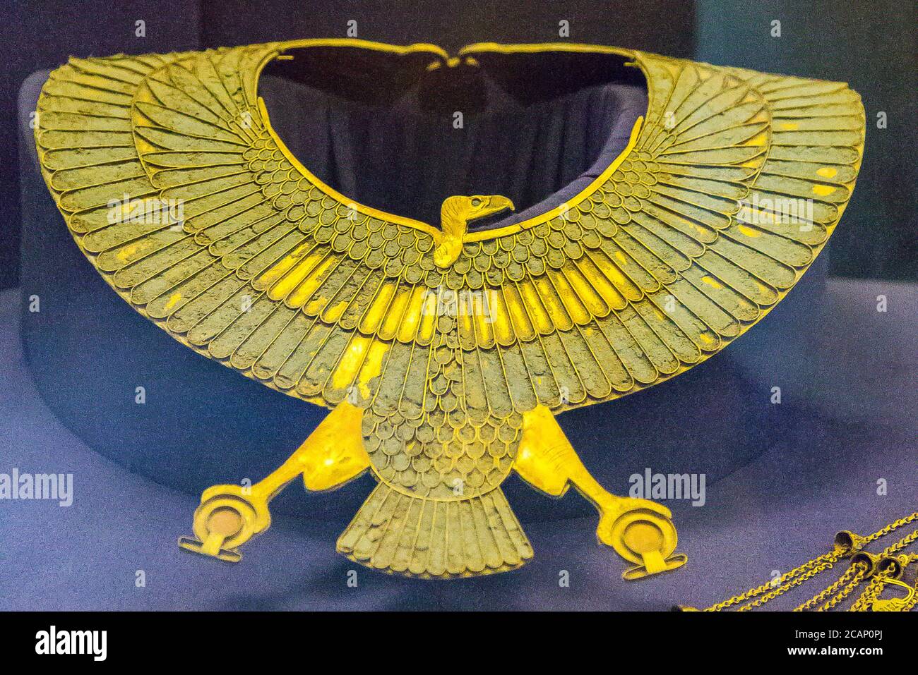 Kairo, Ägyptisches Museum, Schmuck in der königlichen Nekropole von Tanis gefunden, Begräbnis von König Chechonq II : Kragen mit der Göttin Nekhbet als Geier. Stockfoto