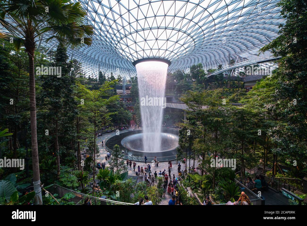 Der Rain Vortex, ein 40 m hoher Indoor-Wasserfall im Jewel Changi Airport in Singapur. Der Flughafen Jewel Changi wird am 17. April 20 eröffnet Stockfoto