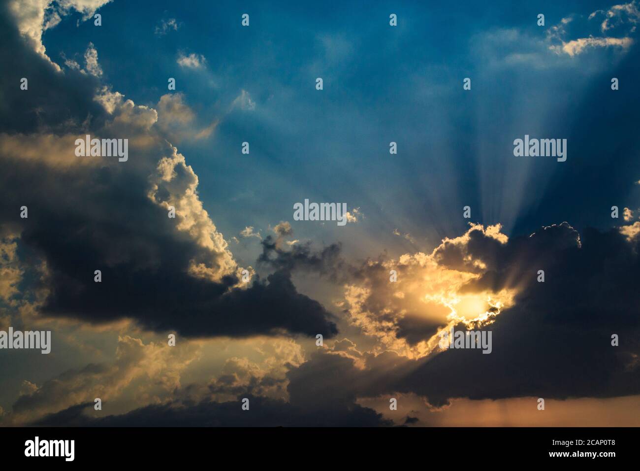 Strahlen des Sonnenlichts kommen durch Sturmwolken in Nikosia, Zypern Stockfoto