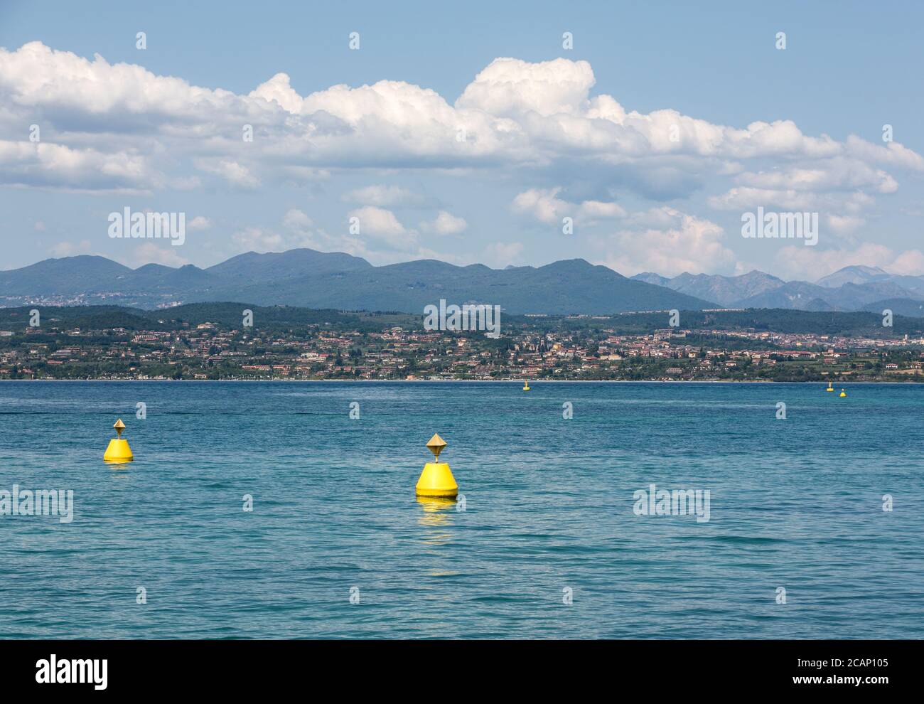 Landschaft der Küste der Halbinsel Sirmione, die den unteren Teil des Gardasees teilt. Es ist ein berühmter Urlaubsort für eine lange Zeit in Nord Ita Stockfoto