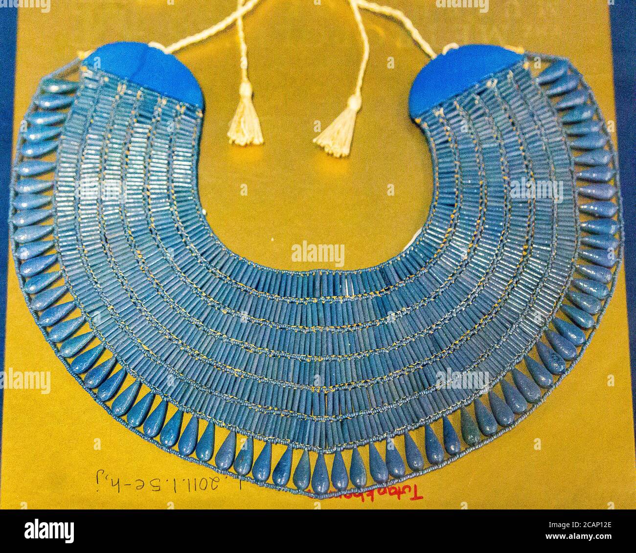 Ägypten, aus dem Tutanchamon-Grab in Luxor : Pectoral in lapisfarbenen Fayence-Perlen. Aus dem New York Metropolitan Museum zurückgekehrt. Stockfoto