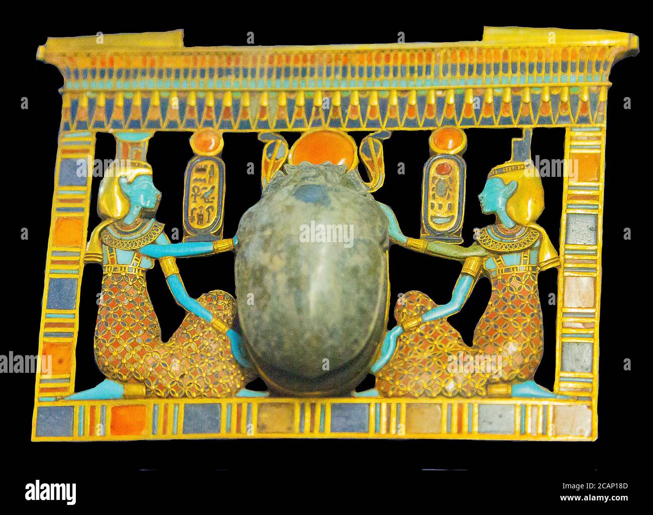 Ägypten, Tutanchamon-Schmuck, aus seinem Grab in Luxor : Ein Bruststück in Form eines Pylons, mit den Göttinnen Isis und Nephthys. Stockfoto
