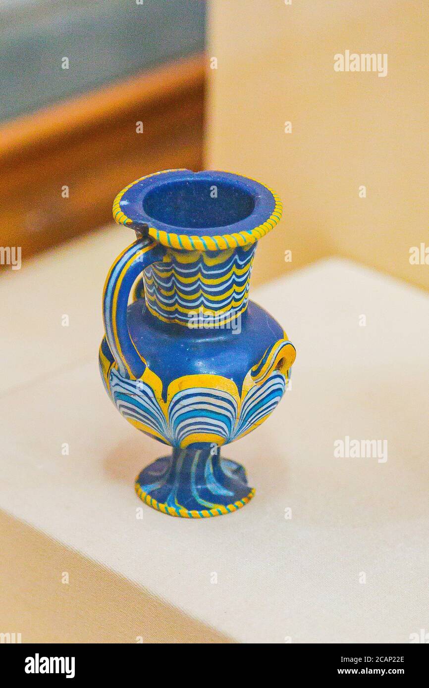 Ägypten, Kairo, Ägyptisches Museum, kleine farbige Vase mit 3 Griffen. Gefunden in Saqqara. Gestohlen während des Einbruchs von 2011 und später restauriert. Stockfoto