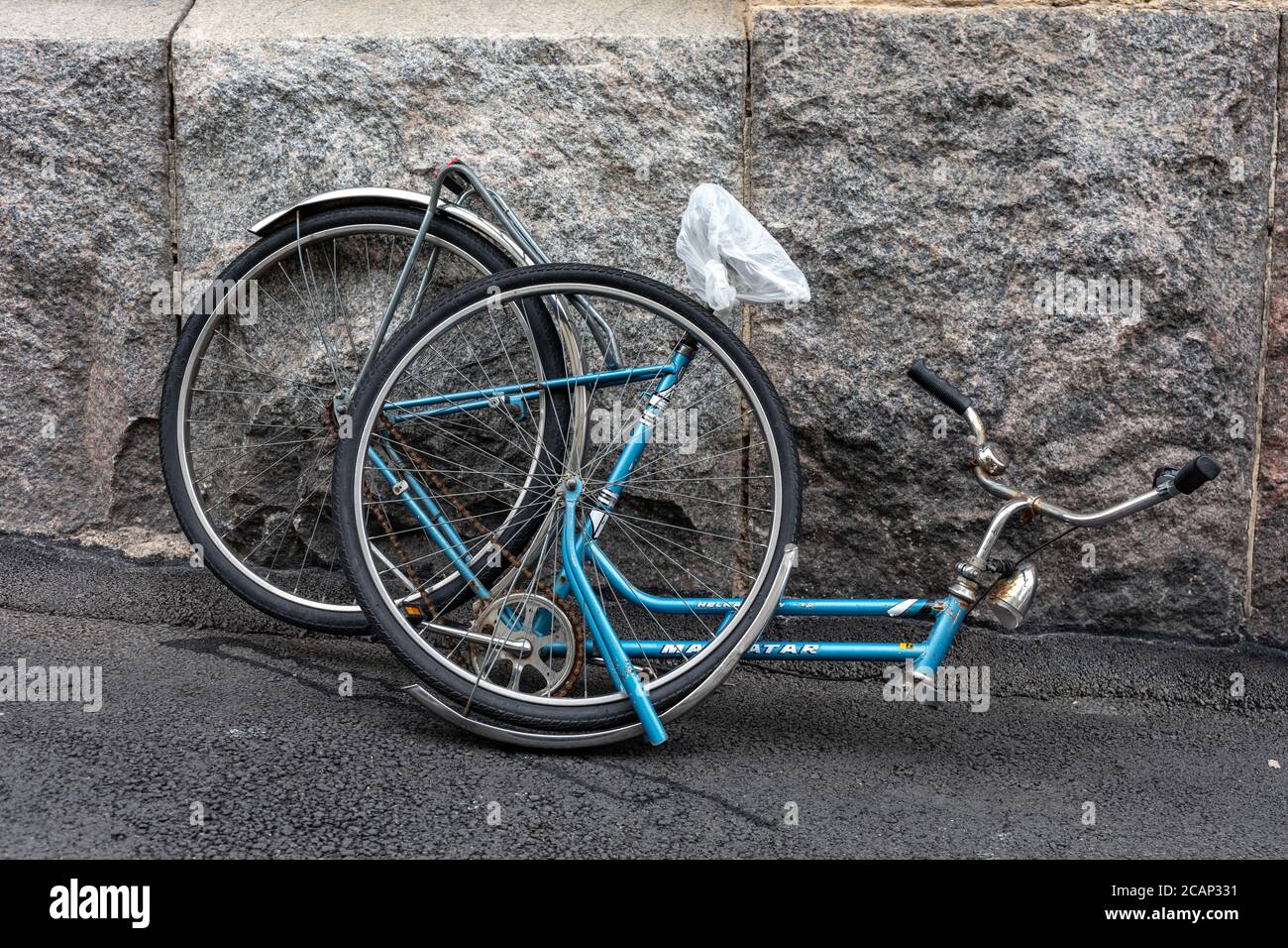 Gebrochenes Fahrrad an der Wand gelehnt Stockfoto