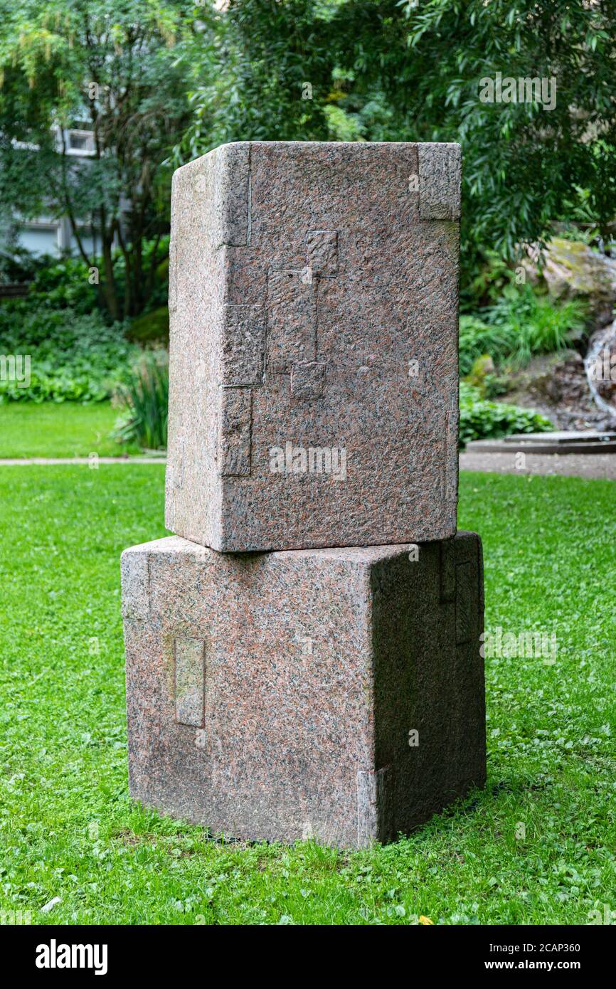 Rote Granitskulptur von Kain Tapper, Teil des Schauspielers Tauno Palo Memorial in Tauno Palon Puisto, Kallio District, Helsinki, Finnland Stockfoto