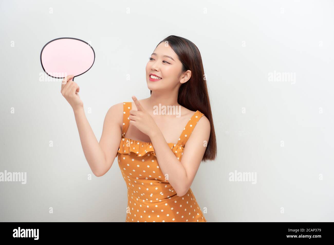 Asiatische Menschen halten Banner und Plakat (Rede und Botschaft Blase). Stockfoto