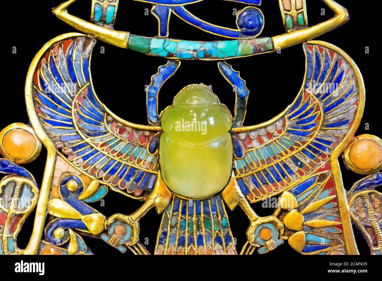 Ägypten, Kairo, Tutanchamon Schmuck, aus seinem Grab in Luxor, Teil eines komplexen Brustkorbs : Ein geflügelter Scarab hält eine Barke. Stockfoto
