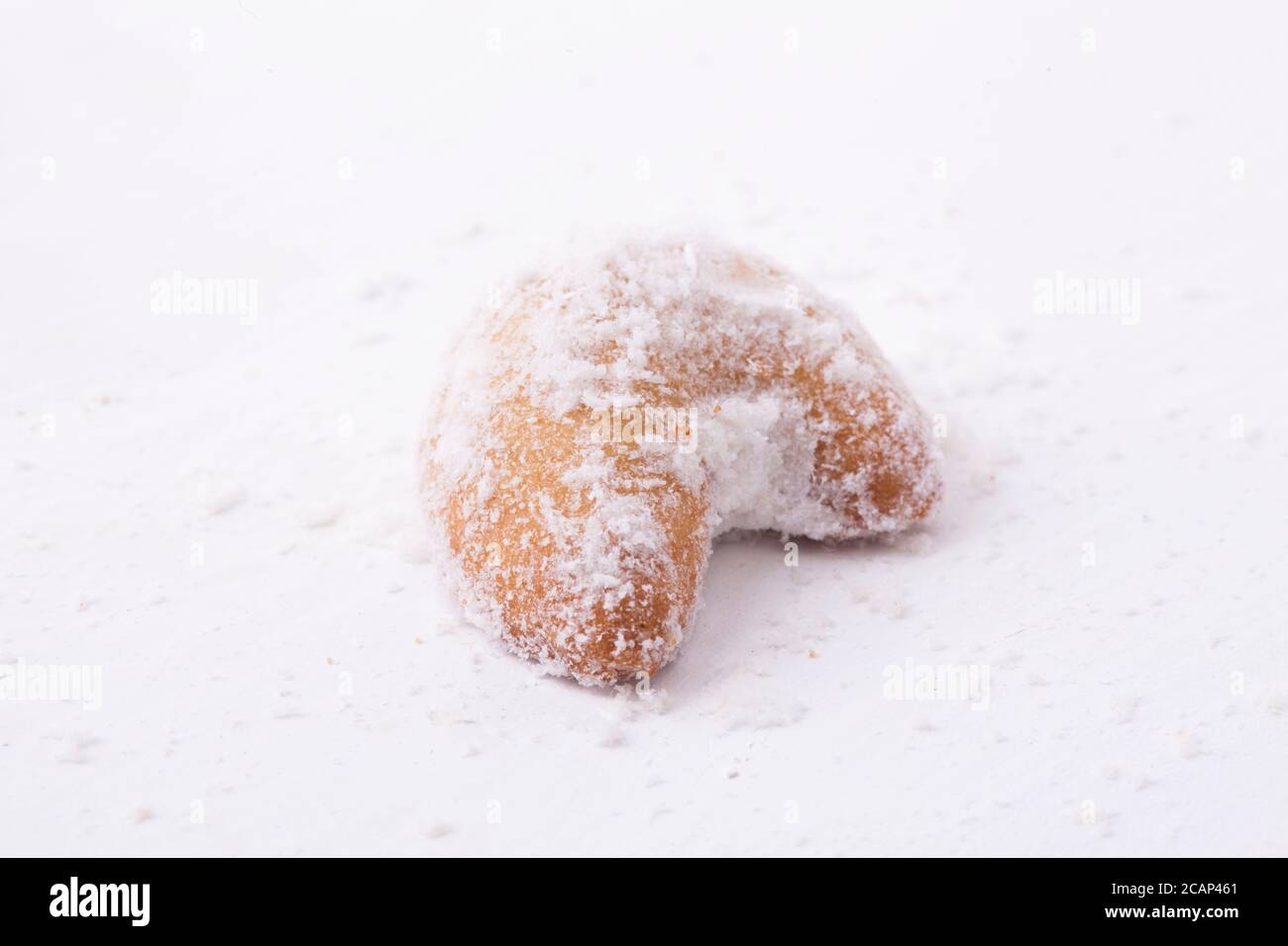 Indonesische berühmte Torte für feiern IED Mubarak / Idul Fitri / Lebaran Kue Putri Salju / Snow Cake ein süßer weißer Kuchen isoliert auf weißem Hintergrund Stockfoto