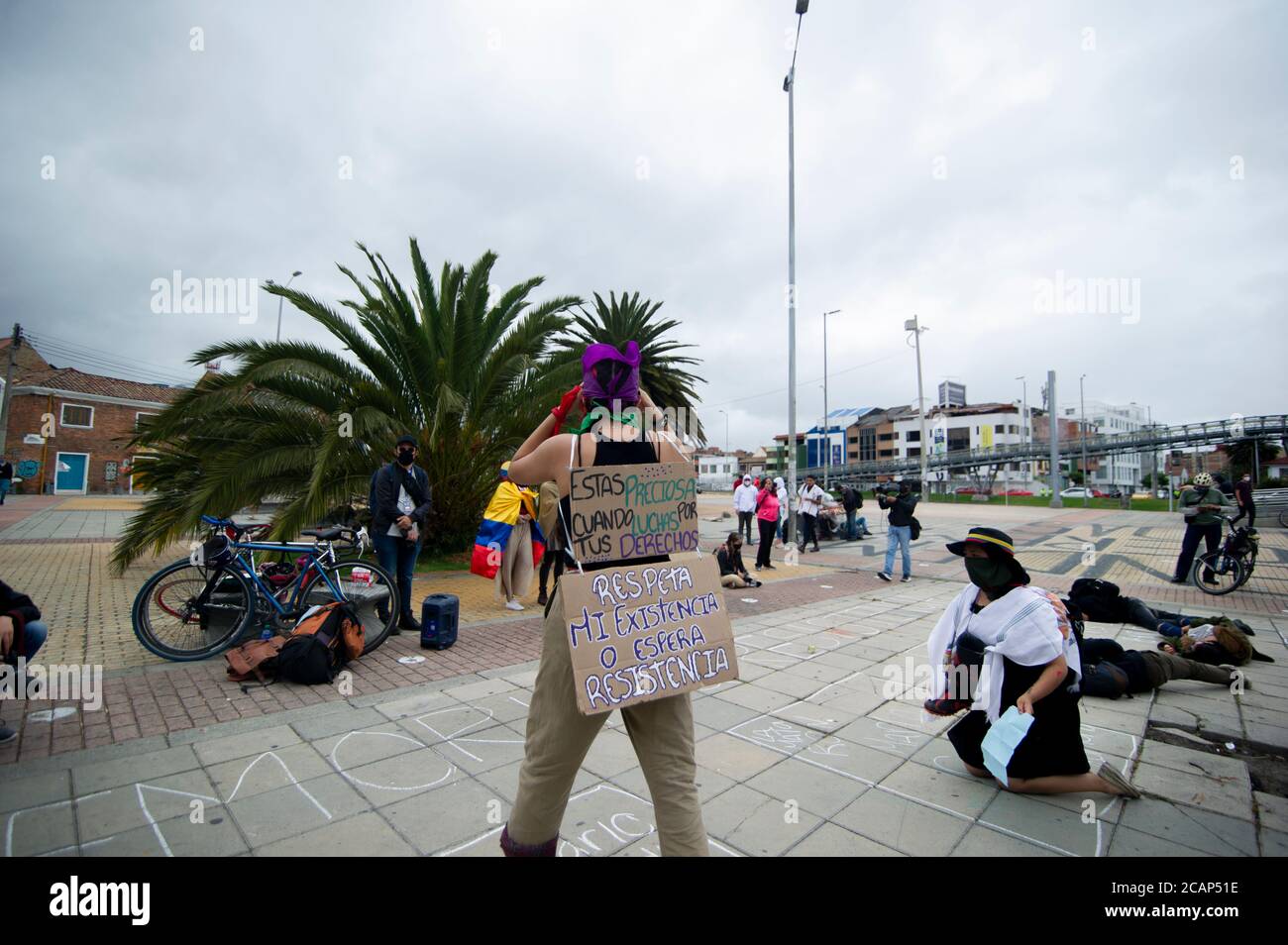 Menschen demonstrieren mit Fahnen, Plakaten und Töpfen gegen die Regierung von Präsident Ivan Duque am Gedenktag der Schlacht von Boyaca in Bogota (Foto: Sebastián Barros Salamanca/Pacific Press) Stockfoto