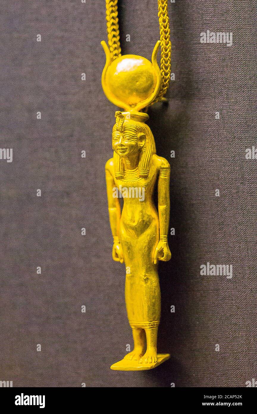Ägypten, Kairo, Ägyptisches Museum, Schmuck in der königlichen Nekropole von Tanis gefunden : Gold Anhänger von Isis mit hatischer Krone. Stockfoto