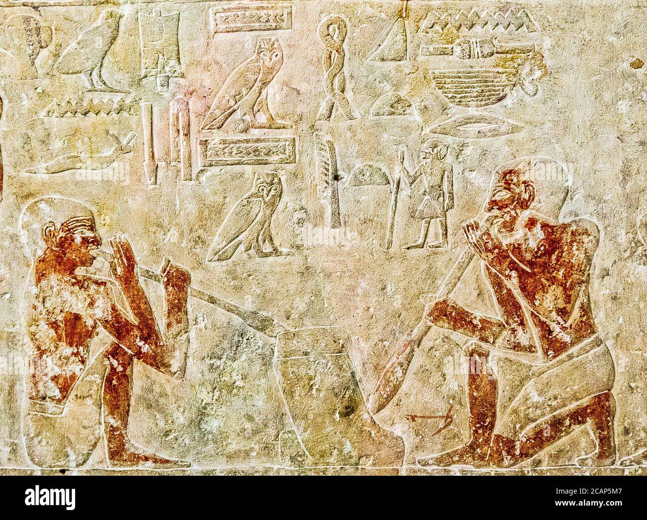 Ägypten, Kairo, Ägyptisches Museum, aus dem Grab von Kaemrehu, Saqqara, Detail eines großen Reliefs, das Handwerker zeigt : Gold blasen. Stockfoto