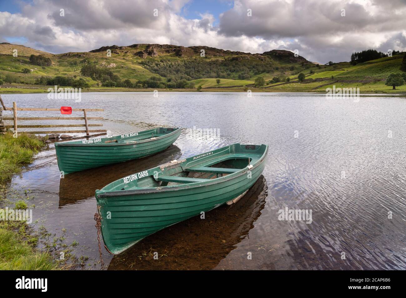 Boote in Watendlath Tarn im Lake District, England Stockfoto