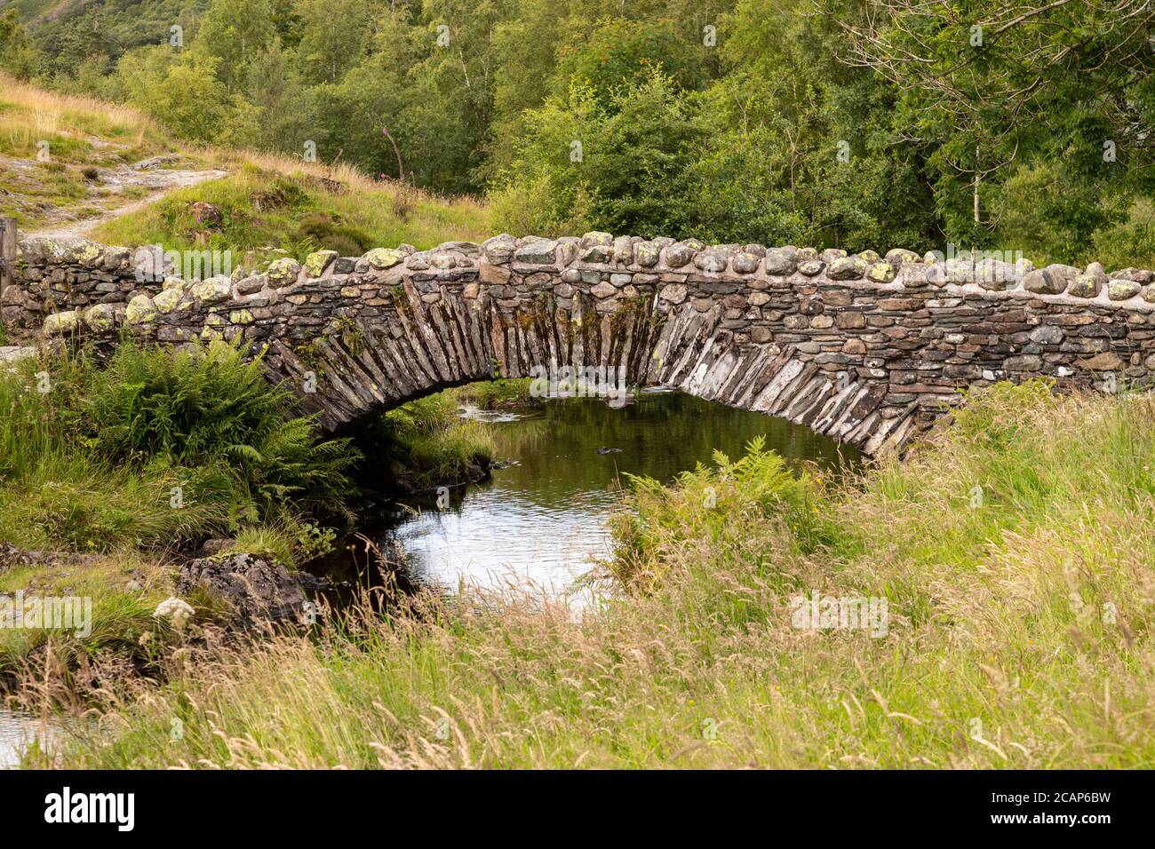 Steinbrücke bei Watendlath Tarn im Lake District, England Stockfoto
