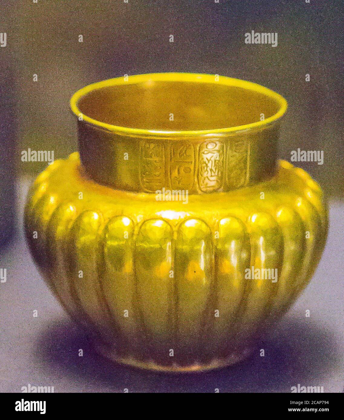 Ägypten, Kairo, Ägyptisches Museum, Geschirr in der königlichen Nekropole von Tanis gefunden, Beerdigung von Psusennes : Gold Vase mit einem herzförmigen Bauch. Stockfoto