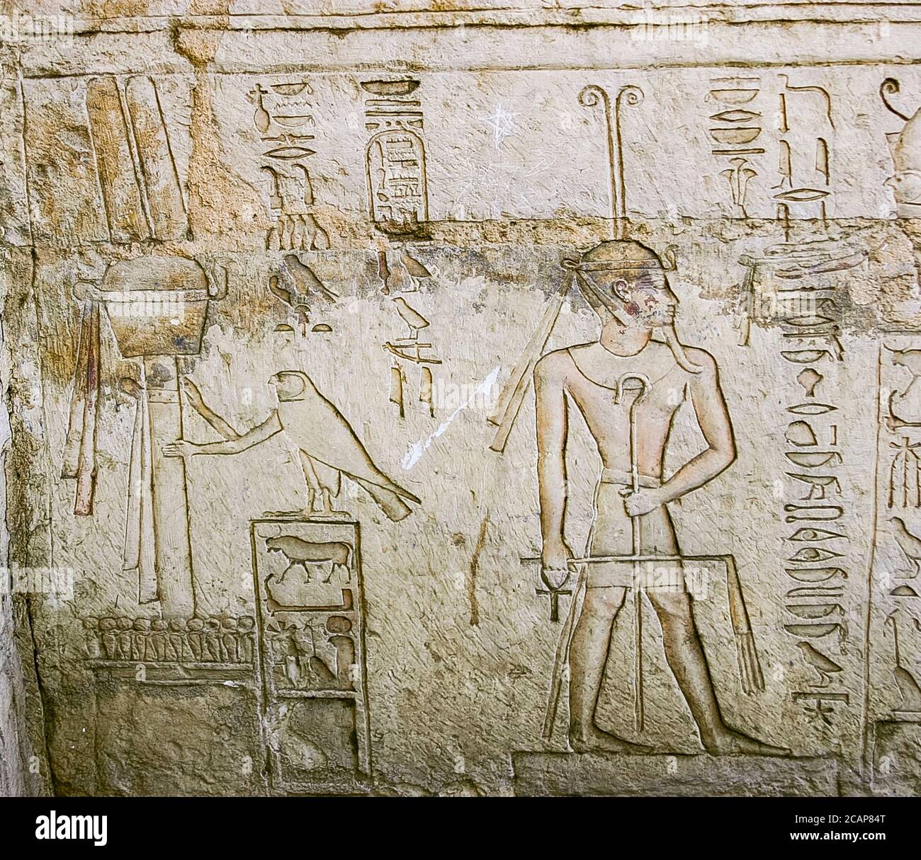Ägypten, Nildelta, Tanis, Grab von Chechonq III, westliche Wand, unteres Register: Der königliche Falke hält das osirian Emblem und gibt Bandeletten zu Sokar. Stockfoto