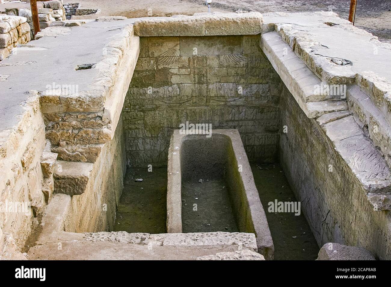 Ägypten, Nildelta, Königliche Nekropole von Tanis, Grab von Chechonq III: Beschriftete Wände und Sarkophag. Stockfoto