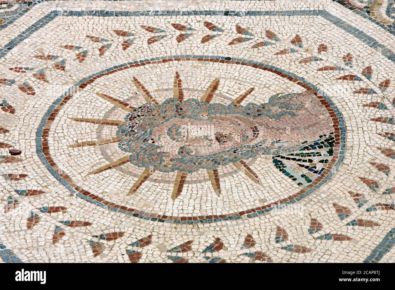 Spanien, Andalusien, Provinz Sevilla, Santiponce. Römische Stadt Italica. Gegründet 206 v. Chr. durch den römischen General Scipio. Haus des Planetariums. Mosaik, das die sieben Sterne des Sonnensystems darstellt, die damals von den Römern bekannt waren. Jeder Planet wird von einem gott personifiziert, der wiederum einen Tag der Woche symbolisiert. Detail von Helios oder Sol, der Sonne 'Sol Invictus' (Sonntag). Die Sonne trägt eine Krone aus Strahlen. Stockfoto