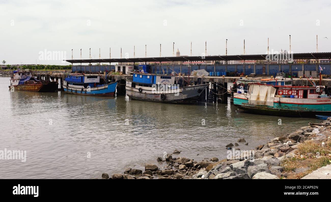 Fischerboote liegen auf dem Fischmarkt, Panama City, Panama, Mittelamerika Stockfoto