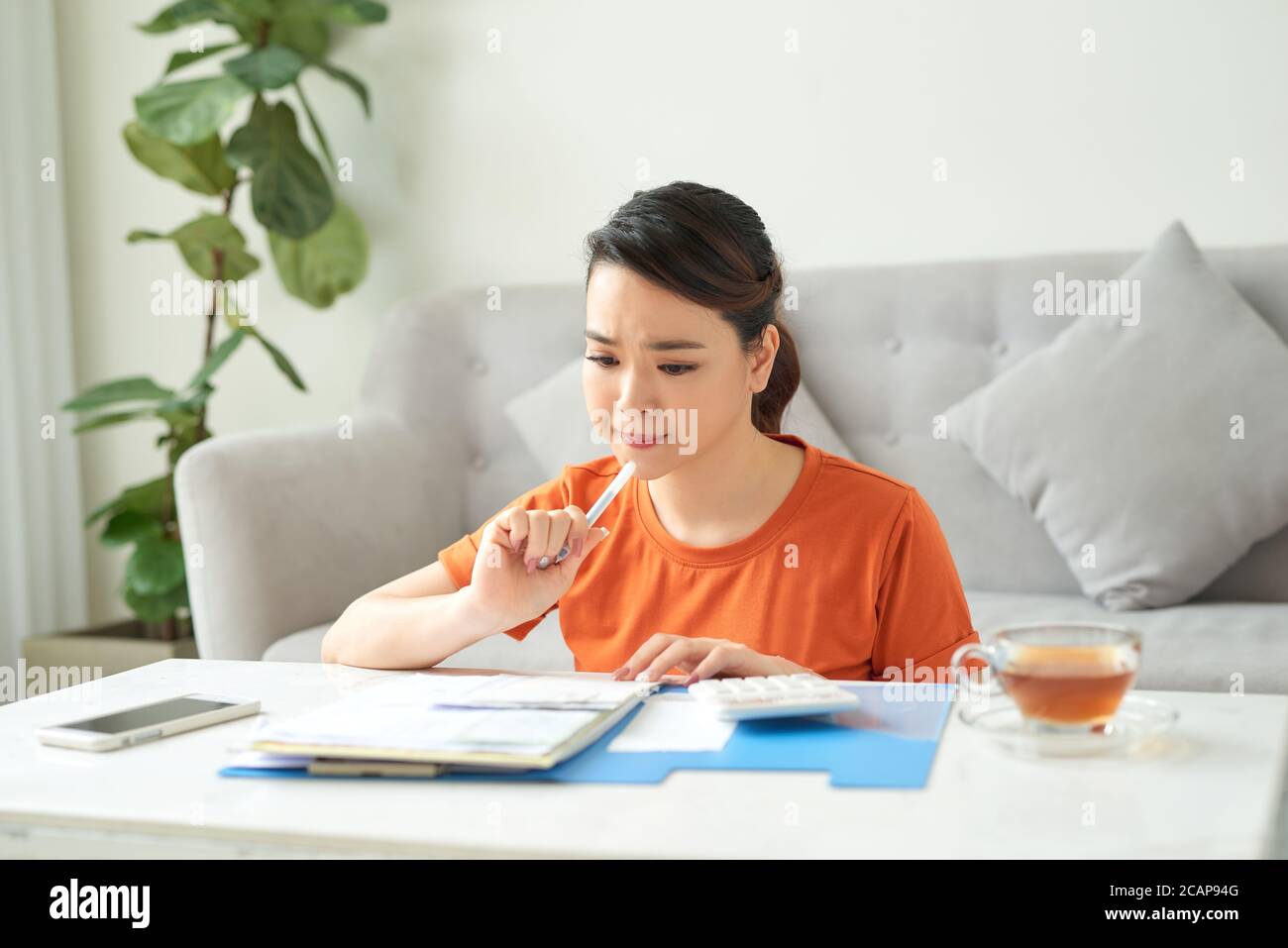 Hausfrau verwaltet Familie Budget, Buchhalter tun Papier Arbeit Remote-Job zu Hause Konzept Stockfoto