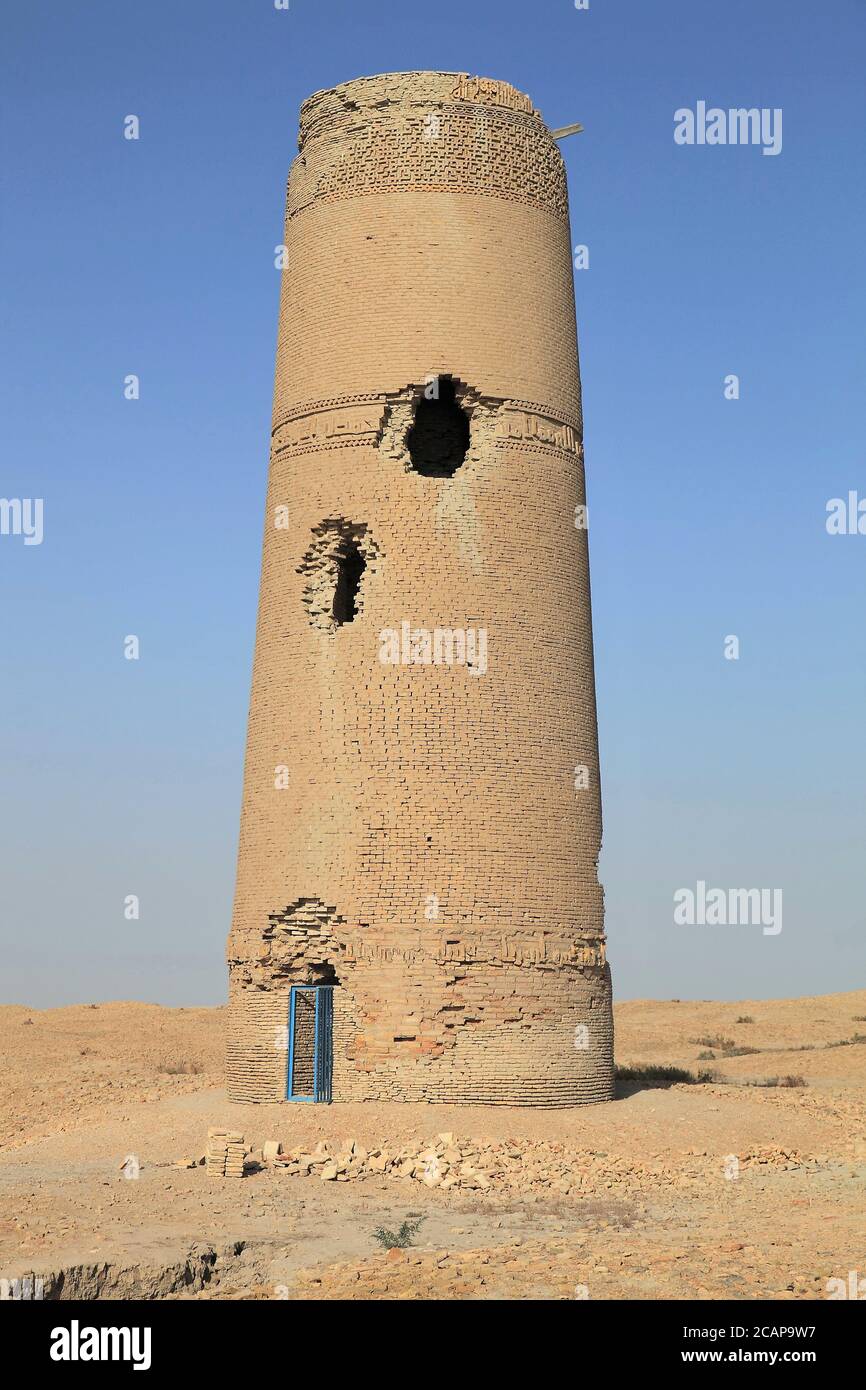 Das nördliche Minarett wurde im 12. Jahrhundert während der Zeit des Großen Seldschuken erbaut. Ziegelkunst im Minarett ist bemerkenswert. Dehistan, Turkmenistan. Stockfoto