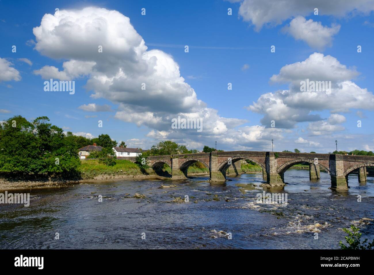 Die alte Penwortham Brücke über den Fluss Ribble in Preston in Lancashire, Großbritannien. Stockfoto