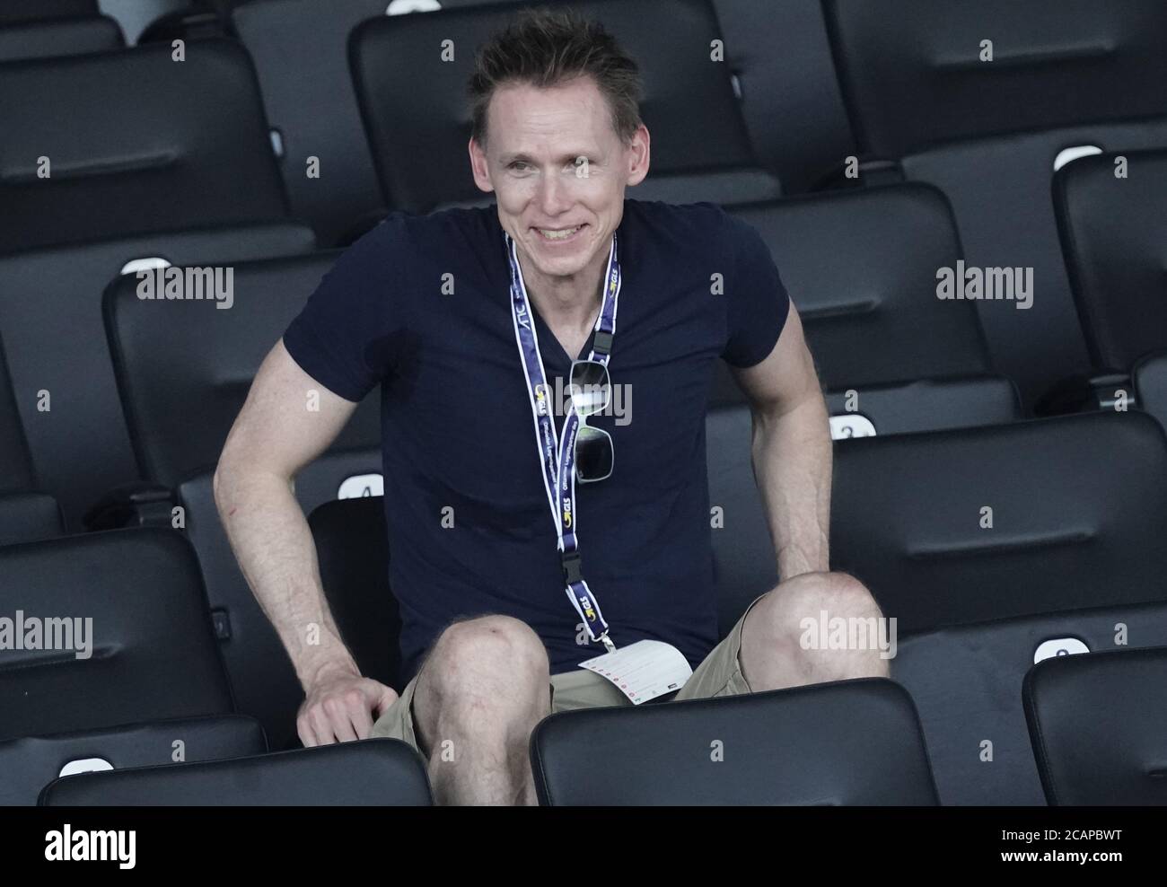 Braunschweig, Deutschland. August 2020. Leichtathletik, Deutsche Meisterschaft, DM, Eintracht Stadion: Frank Busemann, ehemaliger Zehnkämpfer, beobachtet die Wettkämpfe von den Zuschauertribünen aus. Quelle: Michael Kappeler/dpa/Alamy Live News Stockfoto