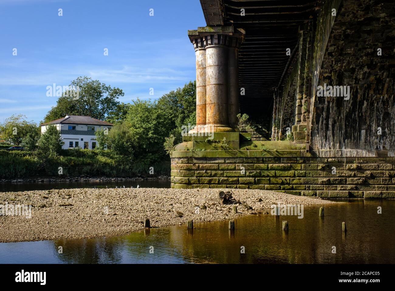 Die Eisenbahnbrücke über den Fluss Ribble in Preston, Lancashire, Großbritannien. Stockfoto