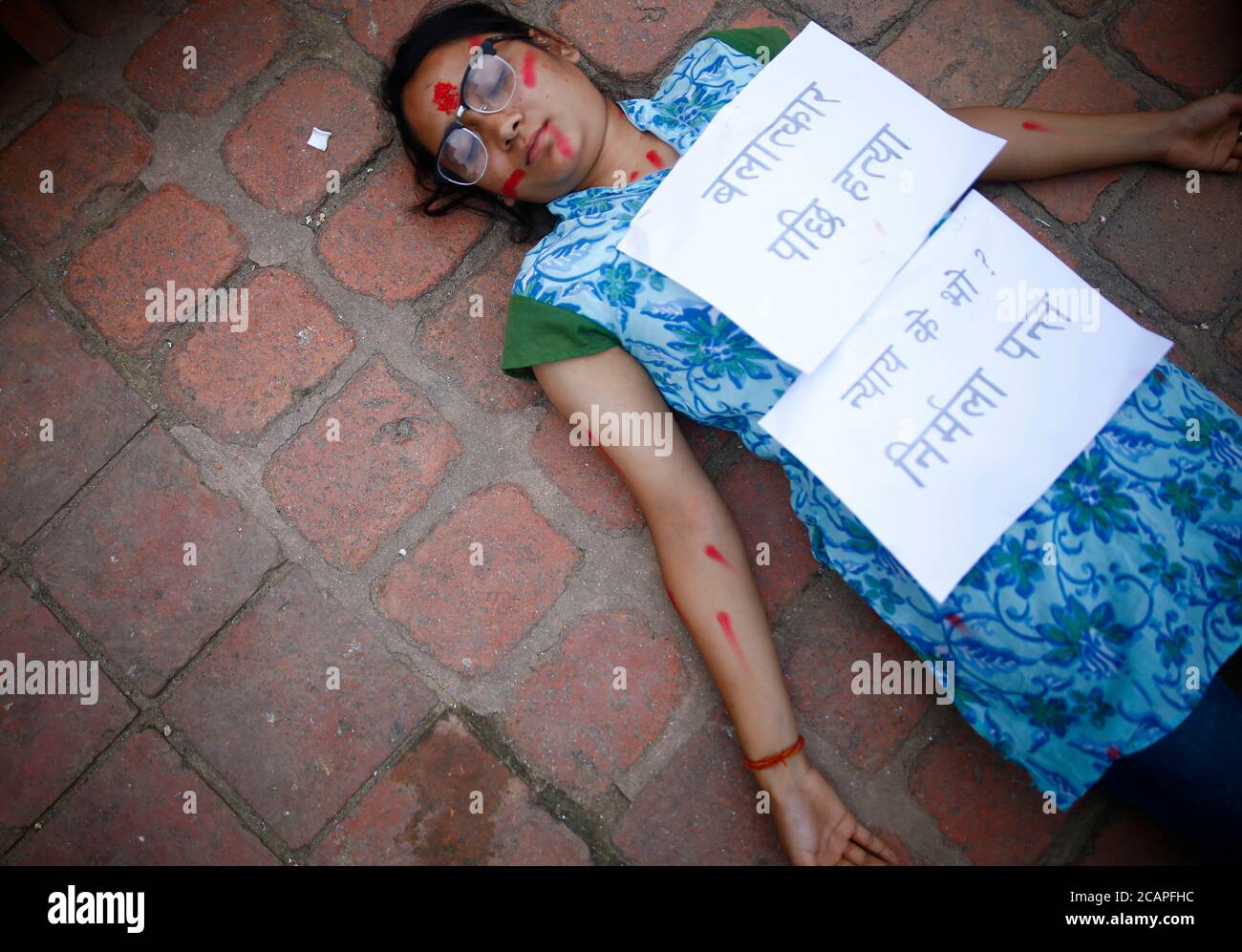 Lalitpur, Nepal. August 2020. Künstler inszenieren ein Straßendrama, um im Namen des iih gegen die Regierung für einen besseren Umgang mit der Coronavirus-Pandemie zu protestieren, Der an seinem 22. Tag des Hungerstreiks ist, Gerechtigkeit für Nirmala Panta, der vor mehr als zwei Jahren vergewaltigt und ermordet wurde, schwere Strafen für Säureangriffsschuldigen und andere regierungsfeindliche Korruption und Forderungen am Patan Durbar Square in Lalitpur, Nepal am Samstag, 8. August 2020. Kredit: Skanda Gautam/ZUMA Wire/Alamy Live Nachrichten Stockfoto