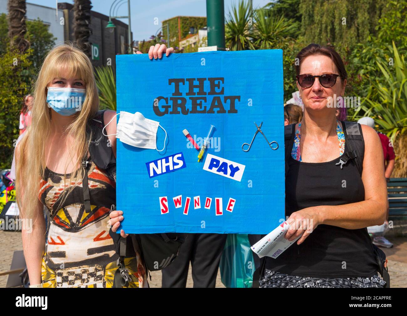 Bournemouth, Dorset, Großbritannien. August 2020. Dorset NHS Arbeiter sagen "Nein" zur Ungleichheit im öffentlichen Sektor, nachdem die Regierung ihre Ankündigung gemacht hat, Lohnerhöhungen für andere öffentliche Sektoren zu geben. Viele NHS-Mitarbeiter fühlen sich unterbewertet und demoralisiert, überfordert und erschöpft, was ihre eigene Gesundheit und Sicherheit während der Covid-19-Pandemie gefährdet. Niedrige Bezahlung wird als ein Faktor betrachtet, der 44,000 freie Stellen im Pflegebereich und über 100,000 unbesetzte Stellen innerhalb des NHS in England beisteuert. Im ganzen Land finden heute mehrere Demonstrationen und friedliche Proteste statt. Quelle: Carolyn Jenkins/Alamy Live News Stockfoto