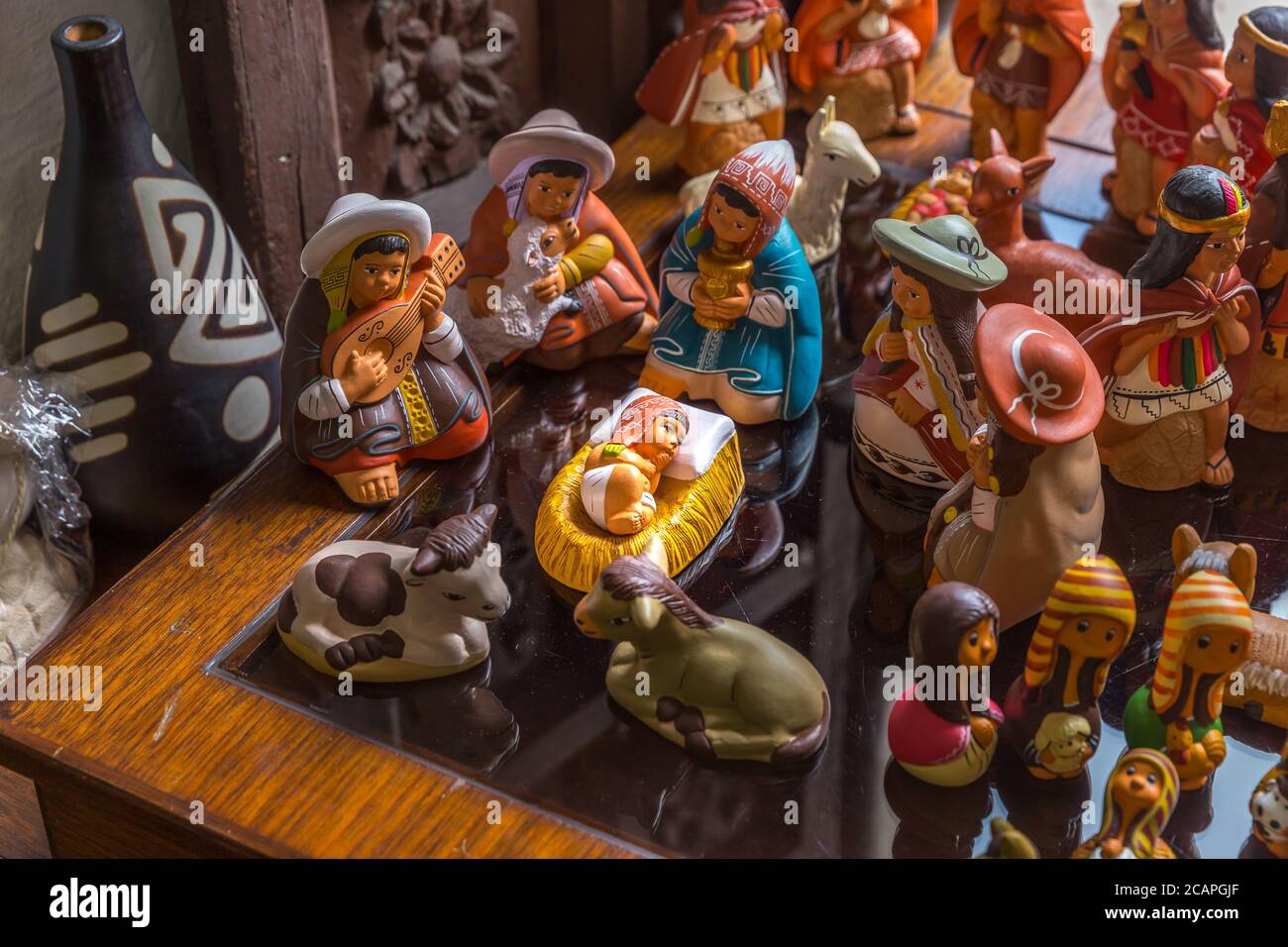 Peruanische Krippe mit der Heiligen Familie und dem Kleinen Baby Jesus mit bemaltem Töpfer gemacht Stockfoto