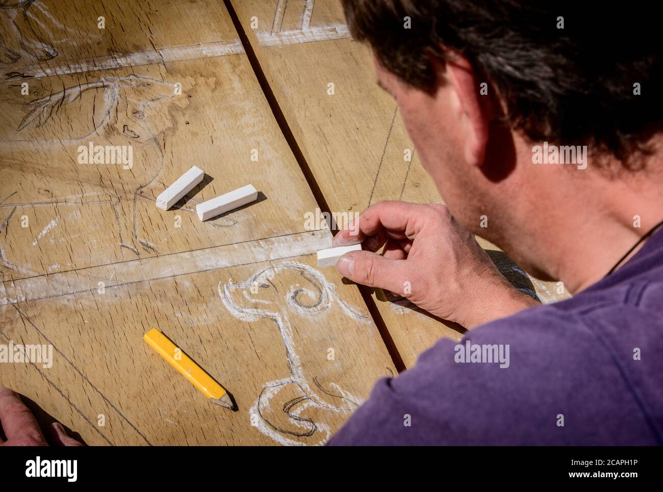 Keith Pettit bei der Arbeit an Skulpturen, die auf dem Country Walk 1066 für Rother District Council erscheinen. Stockfoto