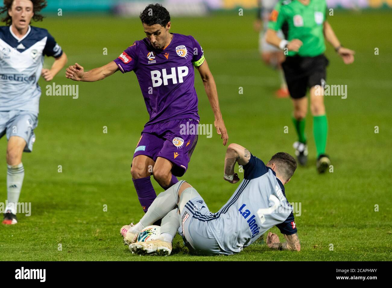 Sydney, Australien. August 2020. Perth Glory Verteidiger Jacob Tratt (3) Angriff auf Melbourne Victory Verteidiger Corey Brown (3) Verteidigung und Sieg des Balls während der Hyundai A League Spiel zwischen Perth Glory und Melbourne Victory im Netstrata Jubilee Stadium, Sydney, Australien am 8. August 2020. Foto von Peter Dovgan. Nur redaktionelle Verwendung, Lizenz für kommerzielle Nutzung erforderlich. Keine Verwendung bei Wetten, Spielen oder Veröffentlichungen einzelner Vereine/Vereine/Spieler. Kredit: UK Sports Pics Ltd/Alamy Live Nachrichten Stockfoto