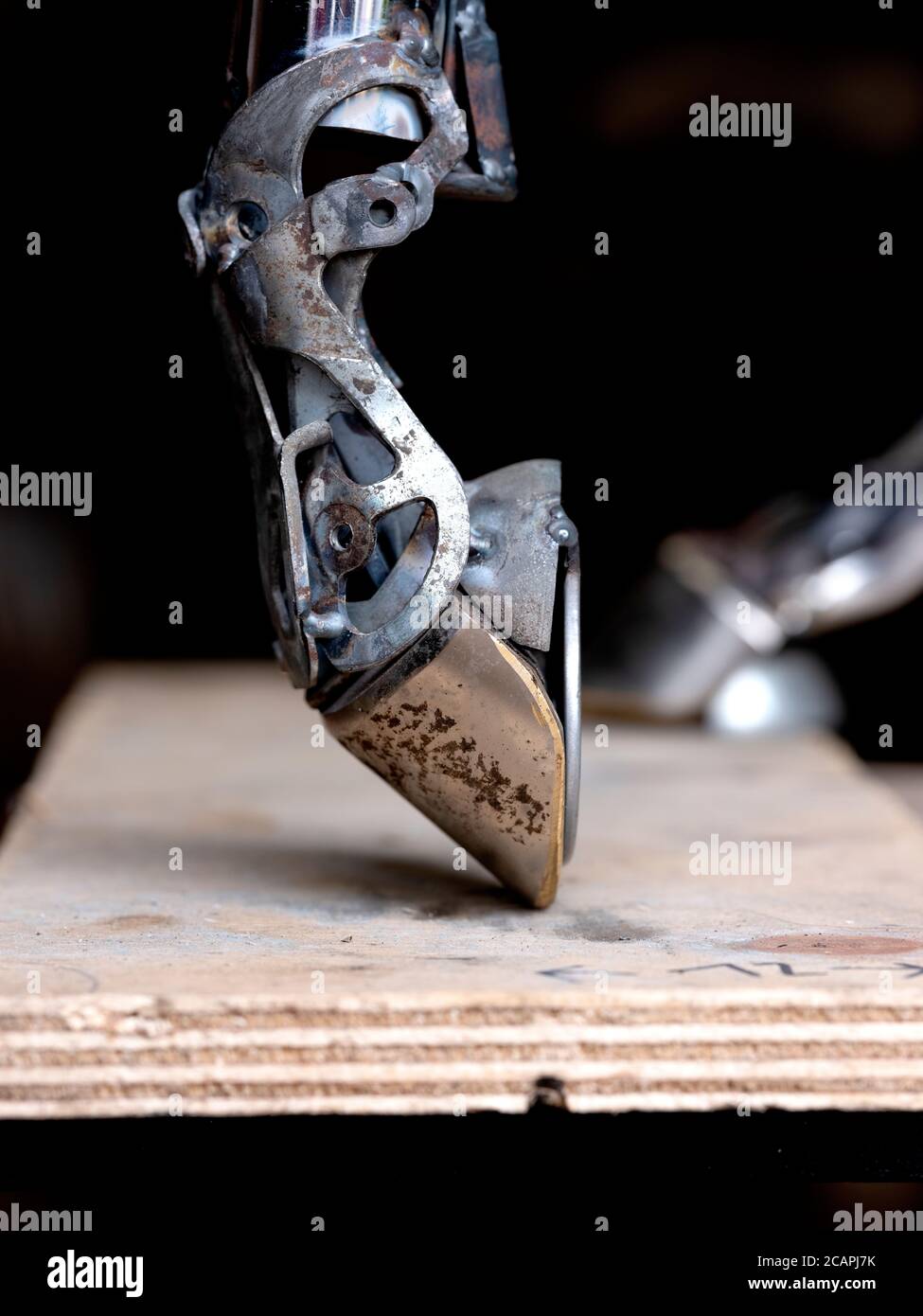 Künstler Ptolemäus Elrington in seinem Portslade-Studio in East Sussex UK, wo er Skulpturen aus Auto-Nabenkappen und anderen wiedergewonnenen Autoteilen kreiert. Stockfoto