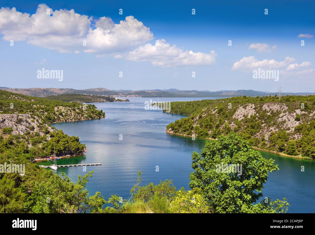 Blick von der Sibeniker Brücke auf die Schlucht des Flusses Krka in Richtung Adria. Stromabwärts von Skradin Stadt, Dalmatien, Kroatien. Romantische Küste Stockfoto