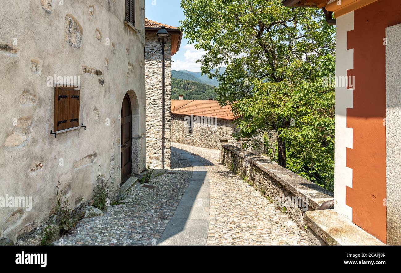 Enge Gassen mit Steinhäusern in dem kleinen Bergdorf Bassola, Weiler Armeno oberhalb des Ortasees in der Provinz Novara, Piemont, Italien Stockfoto