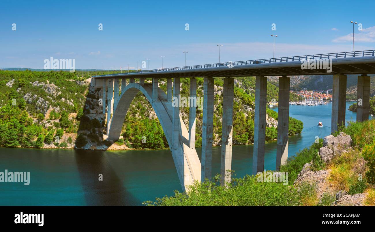 Sibenik Brücke über die Schlucht des Flusses Krka. Panoramablick Richtung Scradin Stadt, Norddalmatien, Kroatien. Klippen der Küste. Stockfoto