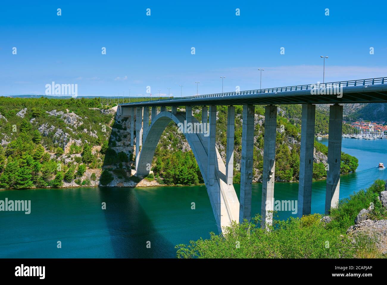 Sibenik Brücke über die Schlucht des Flusses Krka. Panoramablick auf die Stadt Scradin. Romantische Küste in Norddalmatien, Kroatien. Stockfoto