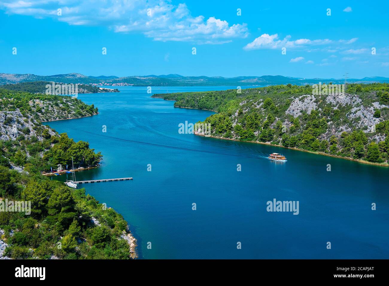 Blick von der Sibeniker Brücke auf die Schlucht des Flusses Krka in Richtung Adria. Stromabwärts von Skradin Stadt, Norddalmatien, Kroatien.Küstenbild, Vogel Stockfoto